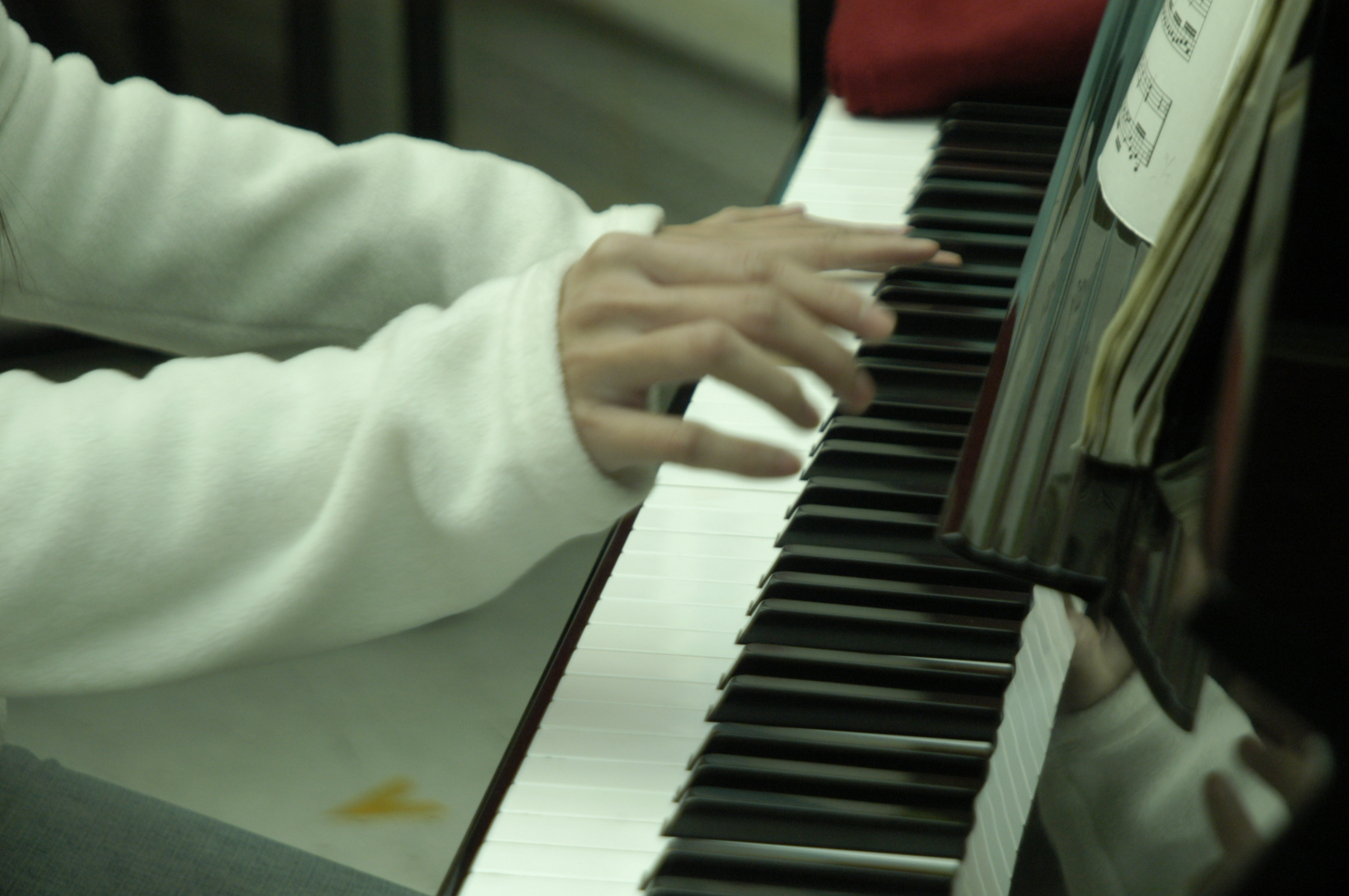 校园弹钢琴女生校园弹钢琴练钢琴弹乐谱_1920X1080_高清视频素材下载(编号:2828220)_实拍视频_光厂(VJ师网) www.vjshi.com